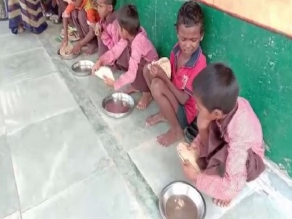 UP: Clean chit to scribe who covered "Chapati-salt" served in mid-day meal | UP: Clean chit to scribe who covered "Chapati-salt" served in mid-day meal