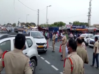 Vehicles line up at Telangana-Andhra Pradesh border as Telangana police checks e-pass | Vehicles line up at Telangana-Andhra Pradesh border as Telangana police checks e-pass