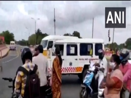 Tamil Nadu: Ambulance stopped for VIP convoy to pass in Chennai | Tamil Nadu: Ambulance stopped for VIP convoy to pass in Chennai