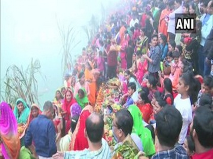 Chhath celebrated with fervour, devotees offer morning prayers | Chhath celebrated with fervour, devotees offer morning prayers