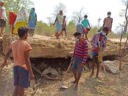 Villagers in Sukma help administration in repairing bridge damaged by Naxals | Villagers in Sukma help administration in repairing bridge damaged by Naxals
