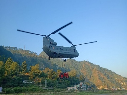 IAF's Chinook helicopters used to transport construction equipment to Kedarnath | IAF's Chinook helicopters used to transport construction equipment to Kedarnath