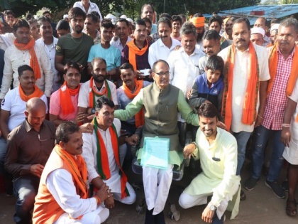 Madhya Pradesh CM Shivraj Singh Chouhan visits Kabirsej village, pays tribute to Maharishi Valmiki | Madhya Pradesh CM Shivraj Singh Chouhan visits Kabirsej village, pays tribute to Maharishi Valmiki