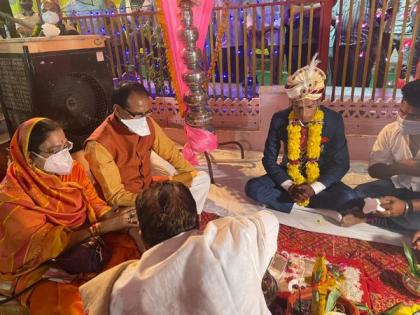 Shivraj Singh Chouhan performs 'Kanyadaan' of his adopted daughters | Shivraj Singh Chouhan performs 'Kanyadaan' of his adopted daughters