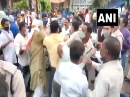 Hathras case: Clash between Congress and Bhim Army workers in Chhattisgarh during protest | Hathras case: Clash between Congress and Bhim Army workers in Chhattisgarh during protest