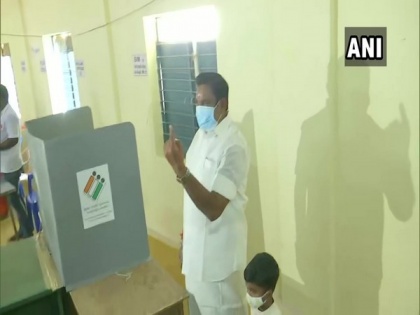 Tamil Nadu CM Palaniswami casts vote in Siluvampalayam | Tamil Nadu CM Palaniswami casts vote in Siluvampalayam