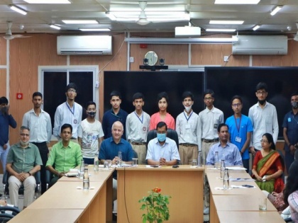 Kejriwal, Sisodia interact with students of Delhi govt schools who performed well in NEET-JEE | Kejriwal, Sisodia interact with students of Delhi govt schools who performed well in NEET-JEE