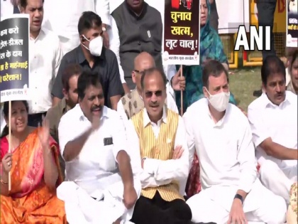 Congress MPs led by Rahul Gandhi stage protest at Vijay Chowk against fuel price hike | Congress MPs led by Rahul Gandhi stage protest at Vijay Chowk against fuel price hike