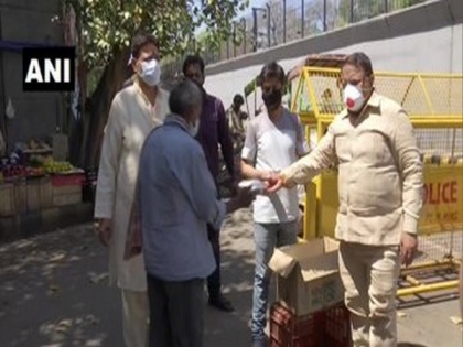 Congress workers distribute food packets among needy in Delhi | Congress workers distribute food packets among needy in Delhi