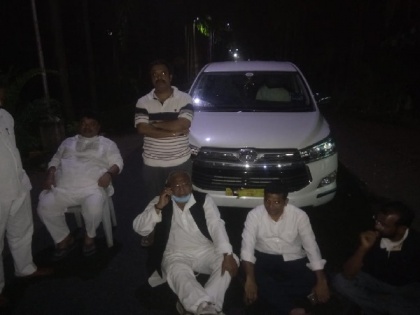 After Telangana police stop them on way to Dummegudem site, Cong leaders sleep on road, detained | After Telangana police stop them on way to Dummegudem site, Cong leaders sleep on road, detained
