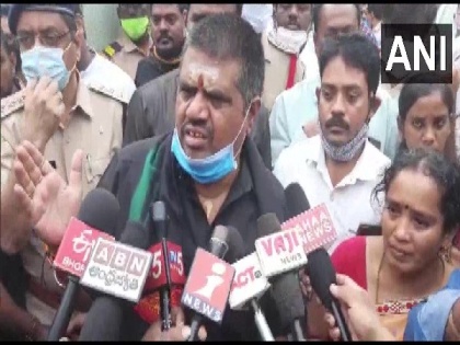 Kin protest outside Andhra minister's house after man dies in accident | Kin protest outside Andhra minister's house after man dies in accident