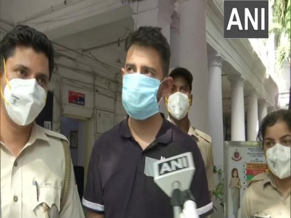 Delhi couple that misbehaved with cops for not wearing mask held | Delhi couple that misbehaved with cops for not wearing mask held