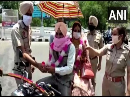 Amid lockdown Patiala man takes his bride home on motorbike, police garland newly-wed couple | Amid lockdown Patiala man takes his bride home on motorbike, police garland newly-wed couple