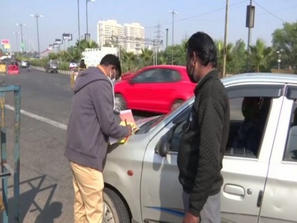 Officials at Delhi-Noida border impose fine of Rs 2,000 on people for not wearing masks | Officials at Delhi-Noida border impose fine of Rs 2,000 on people for not wearing masks