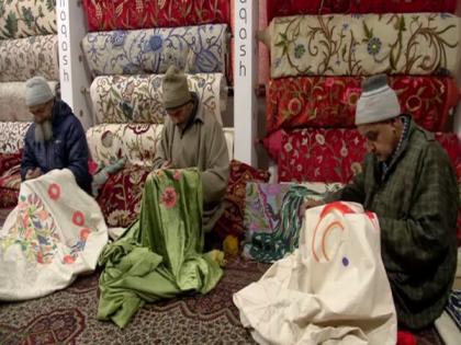 J-K govt organizes 'craft tours' in Srinagar to promote art | J-K govt organizes 'craft tours' in Srinagar to promote art J-K govt organizes 'craft tours' in Srinagar to promote art | J-K govt organizes 'craft tours' in Srinagar to promote art