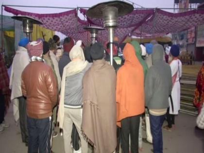 Heaters installed at Singhu border as farmers continue protesting in chilly weather | Heaters installed at Singhu border as farmers continue protesting in chilly weather