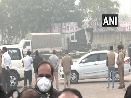 Delhi Police recovers IED from Ghazipur flower market, rushes bomb disposal squad to spot | Delhi Police recovers IED from Ghazipur flower market, rushes bomb disposal squad to spot