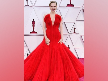 Oscars 2021 red carpet: Amanda Seyfried stuns in plunging red gown | Oscars 2021 red carpet: Amanda Seyfried stuns in plunging red gown