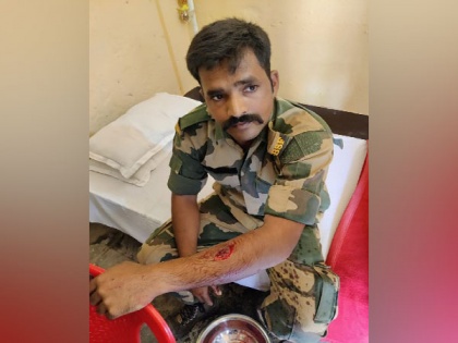BSF soldier got injured in clash with Bangladeshi thieves in Nadia | BSF soldier got injured in clash with Bangladeshi thieves in Nadia