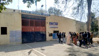 Mathura prison inmates prepare herbal gulal | Mathura prison inmates prepare herbal gulal