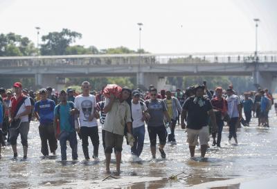 Guatemalan authorities clash with migrants from Honduras | Guatemalan authorities clash with migrants from Honduras