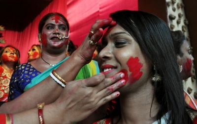 No 'Dhunuchi naach', no 'Sindur-khela' for Sonagachi sex workers this year | No 'Dhunuchi naach', no 'Sindur-khela' for Sonagachi sex workers this year