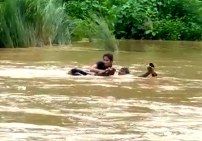 Andhra woman wades through river to take exam | Andhra woman wades through river to take exam