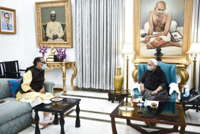 Radha Mohan Singh meets UP guv, fuels speculation | Radha Mohan Singh meets UP guv, fuels speculation