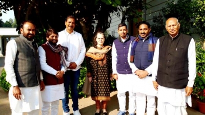 6 ex-BSP Rajasthan MLAs formally join Congress | 6 ex-BSP Rajasthan MLAs formally join Congress