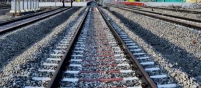 Passenger saved by by cutting edge of railway platform | Passenger saved by by cutting edge of railway platform