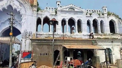 Lucknow's iconic Chhota Imambara's facade 'scarred' by police | Lucknow's iconic Chhota Imambara's facade 'scarred' by police