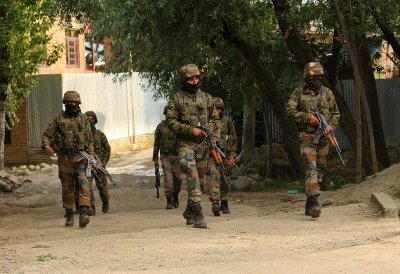 2 terrorists neutralised in Kashmir encounter | 2 terrorists neutralised in Kashmir encounter