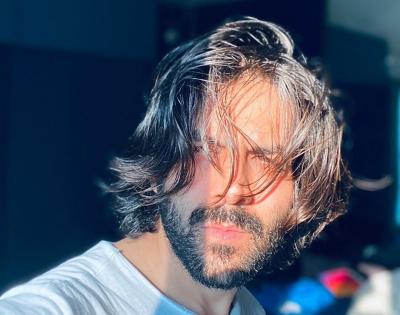 Kartik Aaryan dons new look, lets eyes do the talking | Kartik Aaryan dons new look, lets eyes do the talking