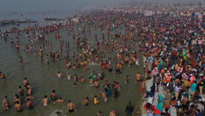 Thousands take holy dip on 'Mauni Amavasya' | Thousands take holy dip on 'Mauni Amavasya'