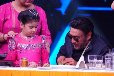 Jackie Shroff surprises 'Super Dancer' contestant by cooking 'bhindi' for her | Jackie Shroff surprises 'Super Dancer' contestant by cooking 'bhindi' for her