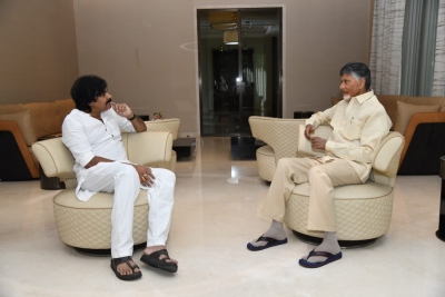 Andhra politics heat up as Pawan Kalyan meets Chandrababu Naidu | Andhra politics heat up as Pawan Kalyan meets Chandrababu Naidu