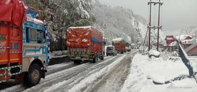 Shooting stones disrupt traffic on Jammu-Srinagar highway | Shooting stones disrupt traffic on Jammu-Srinagar highway