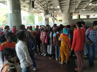 Delhi: Commuters face inconvenience at ISBT on 'Bharat Bandh' | Delhi: Commuters face inconvenience at ISBT on 'Bharat Bandh'