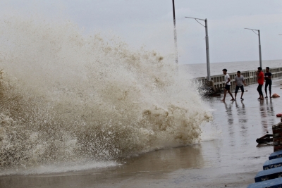 Cyclone threat looms large over B'desh coasts | Cyclone threat looms large over B'desh coasts