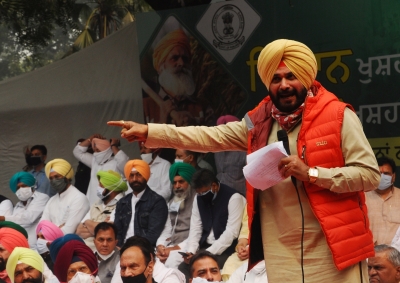 In the tussle for Cong's CM face, Sidhu finds it tough to say ‘thoko tali’ | In the tussle for Cong's CM face, Sidhu finds it tough to say ‘thoko tali’
