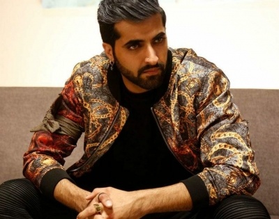 Akshay Oberoi celebrates World Theatre Day with a 20 yr-old throwback image from theatre days | Akshay Oberoi celebrates World Theatre Day with a 20 yr-old throwback image from theatre days