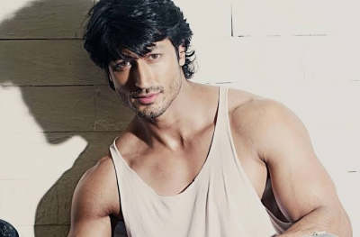 Vidyut Jamwal surprises fan by offering her a luxury car ride | Vidyut Jamwal surprises fan by offering her a luxury car ride