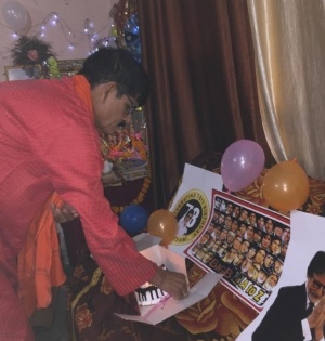 Lucknow lawyer holds special puja on Big B's birthday | Lucknow lawyer holds special puja on Big B's birthday