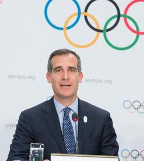 Los Angeles mayor takes knee in solidarity with protesters | Los Angeles mayor takes knee in solidarity with protesters Los Angeles mayor takes knee in solidarity with protesters | Los Angeles mayor takes knee in solidarity with protesters