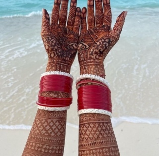 Katrina shares glimpse of beachy honeymoon, shows mehendi adorned hands | Katrina shares glimpse of beachy honeymoon, shows mehendi adorned hands
