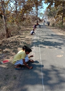 Children use road as 'slate' in MP's Betul | Children use road as 'slate' in MP's Betul