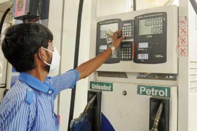 Retail petrol and diesel prices won’t change, excise cut to offset oil firms’ losses: Govt | Retail petrol and diesel prices won’t change, excise cut to offset oil firms’ losses: Govt Retail petrol and diesel prices won’t change, excise cut to offset oil firms’ losses: Govt | Retail petrol and diesel prices won’t change, excise cut to offset oil firms’ losses: Govt
