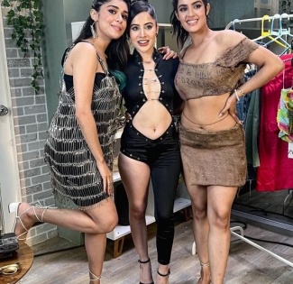Uorfi Javed gives 'Middle Class Love' actresses a makeover for Rs 10 | Uorfi Javed gives 'Middle Class Love' actresses a makeover for Rs 10