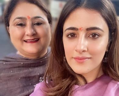 Nupur Sanon visits Mumbai's Siddhivinayak Temple with mom | Nupur Sanon visits Mumbai's Siddhivinayak Temple with mom Nupur Sanon visits Mumbai's Siddhivinayak Temple with mom | Nupur Sanon visits Mumbai's Siddhivinayak Temple with mom