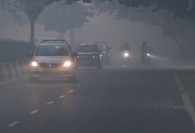 Dense fog envelopes Delhi, reduces visibility | Dense fog envelopes Delhi, reduces visibility